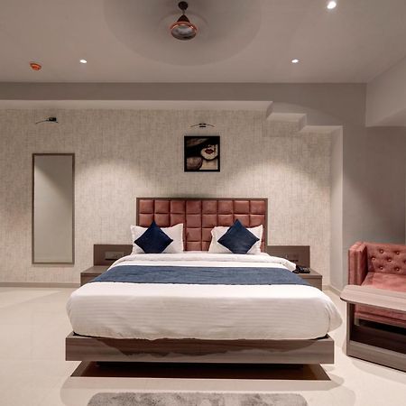 Hotel Sparsh Divine Ахмедабад Экстерьер фото