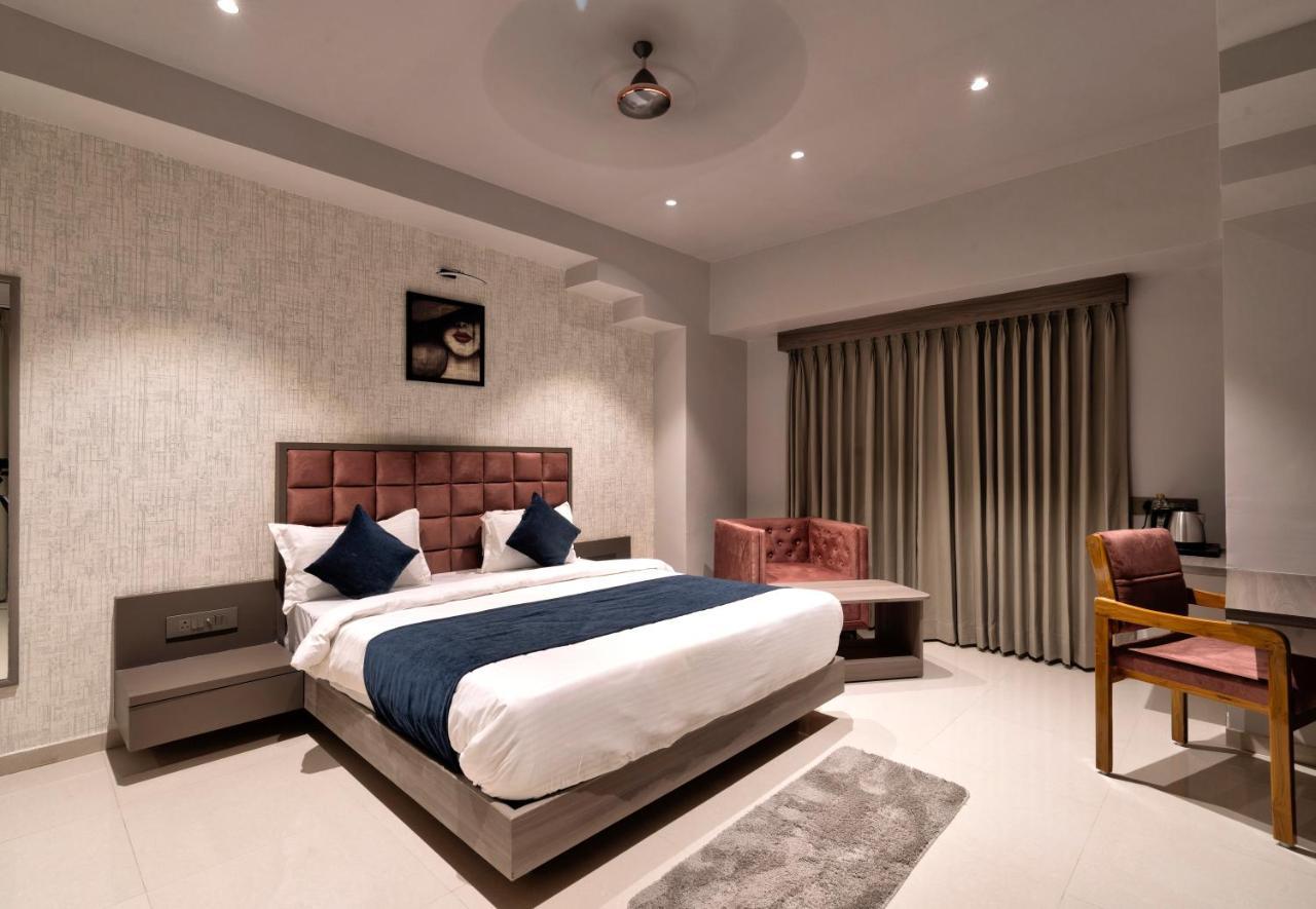 Hotel Sparsh Divine Ахмедабад Экстерьер фото