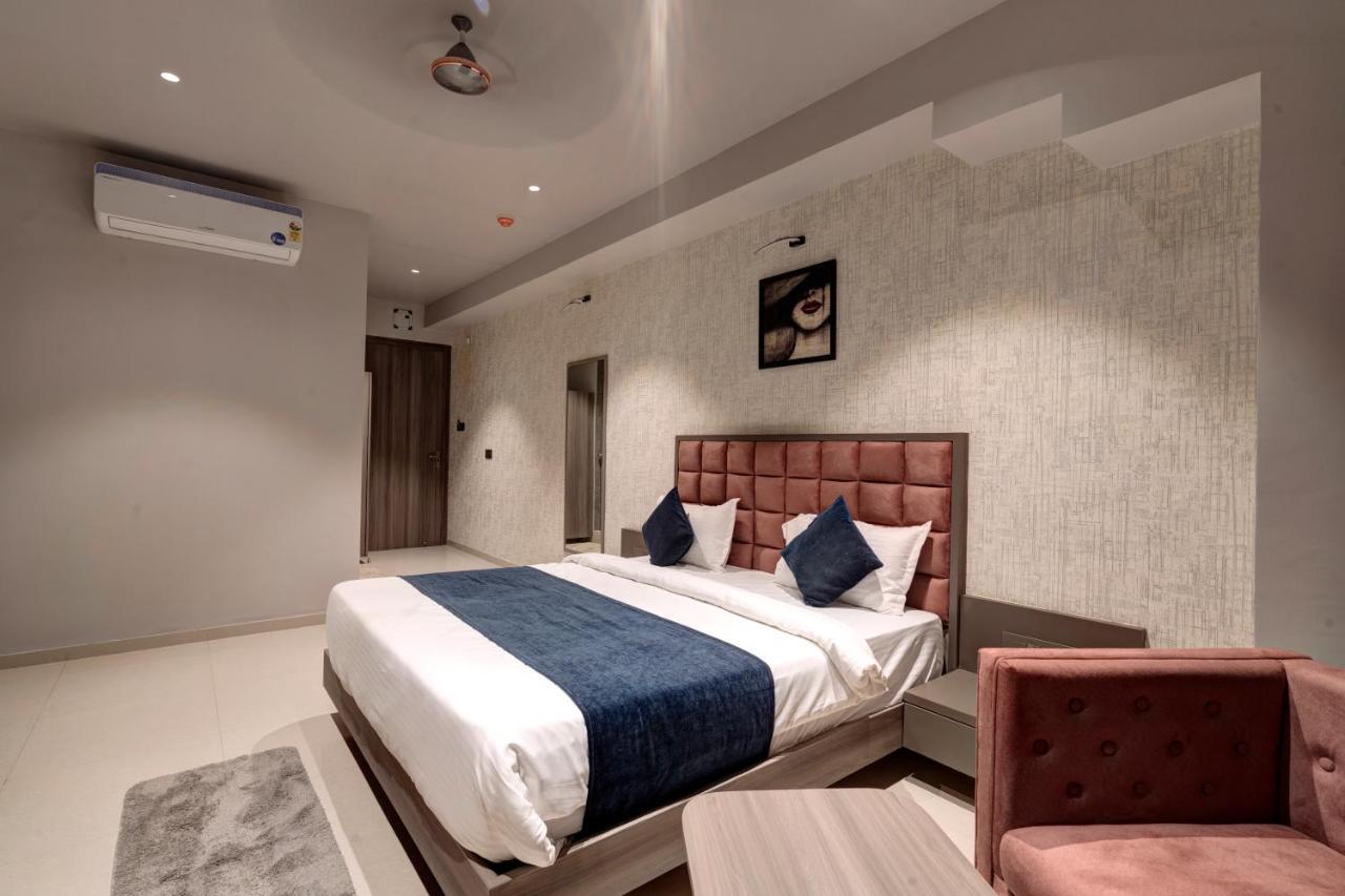 Hotel Sparsh Divine Ахмедабад Экстерьер фото