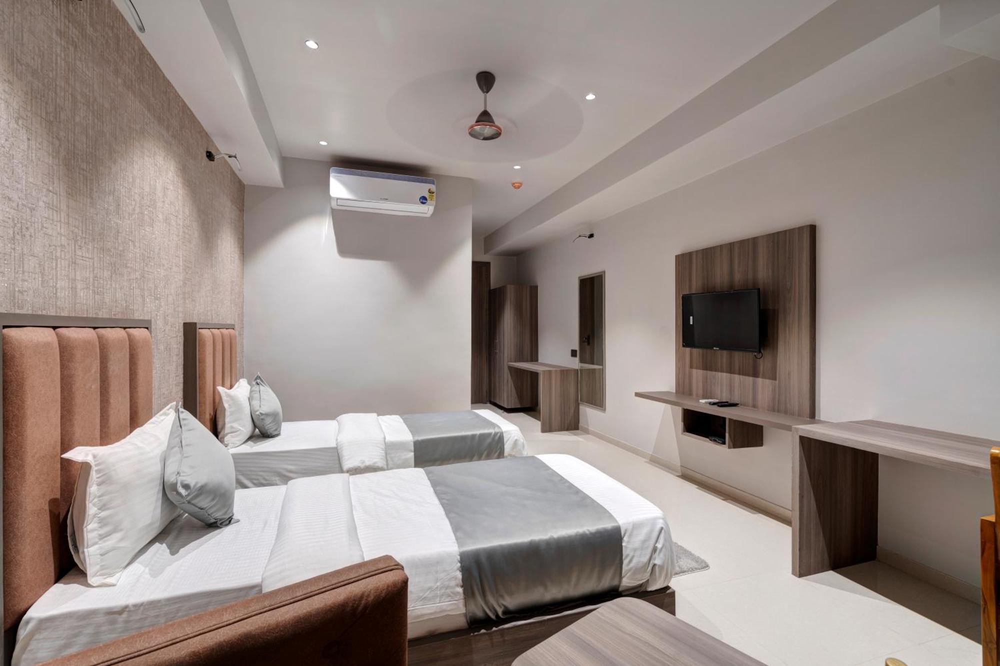 Hotel Sparsh Divine Ахмедабад Экстерьер фото