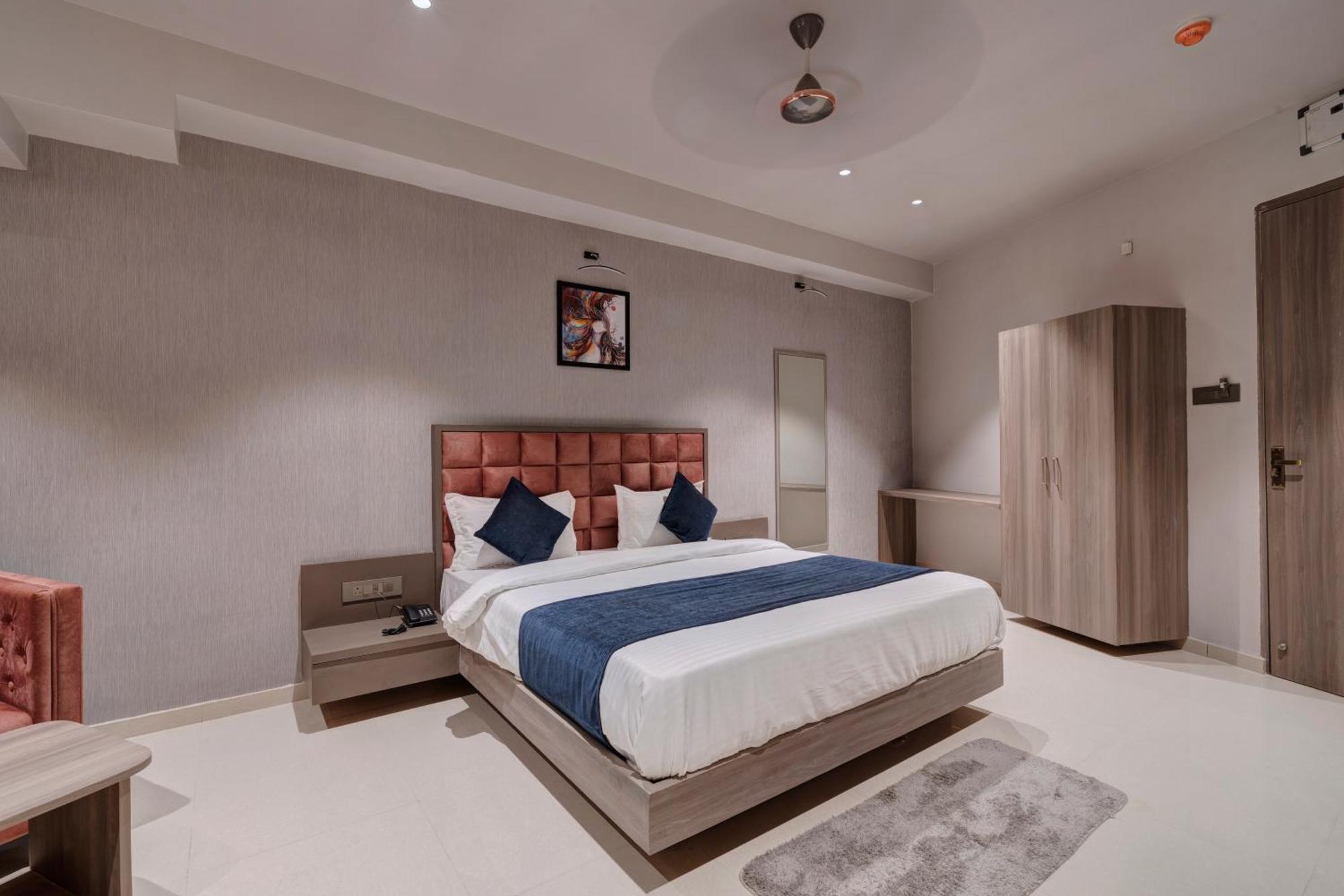 Hotel Sparsh Divine Ахмедабад Экстерьер фото
