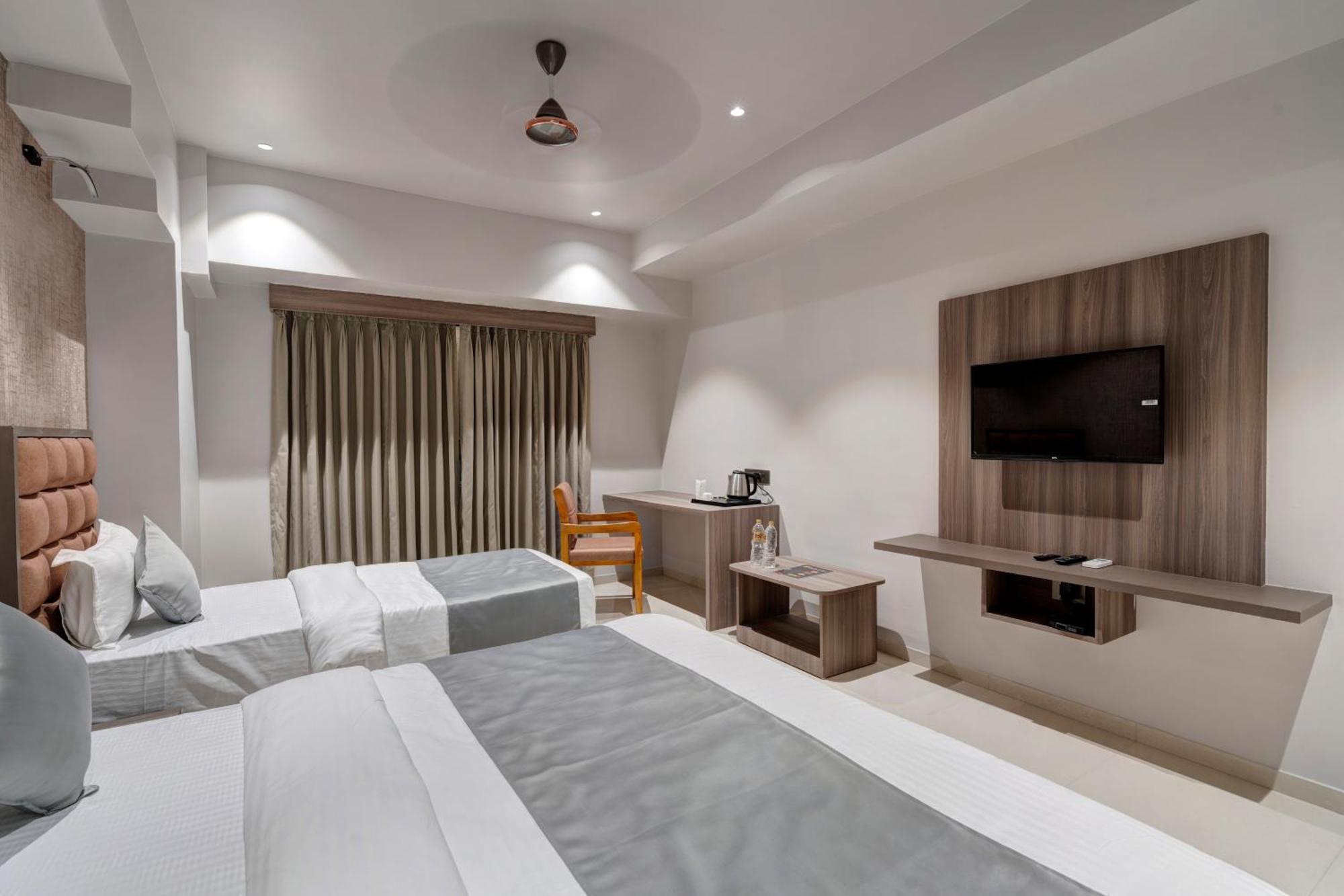 Hotel Sparsh Divine Ахмедабад Экстерьер фото