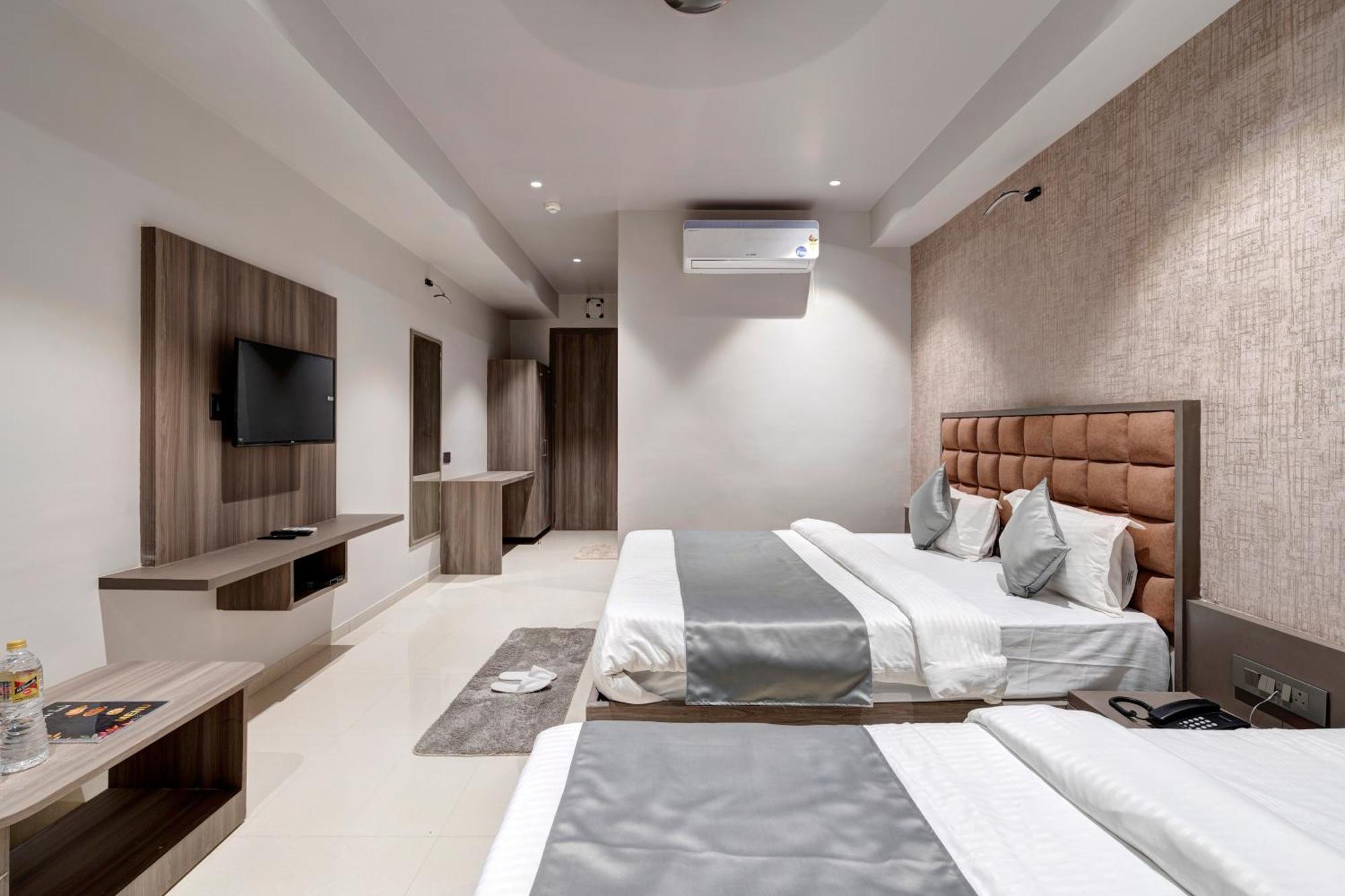 Hotel Sparsh Divine Ахмедабад Экстерьер фото
