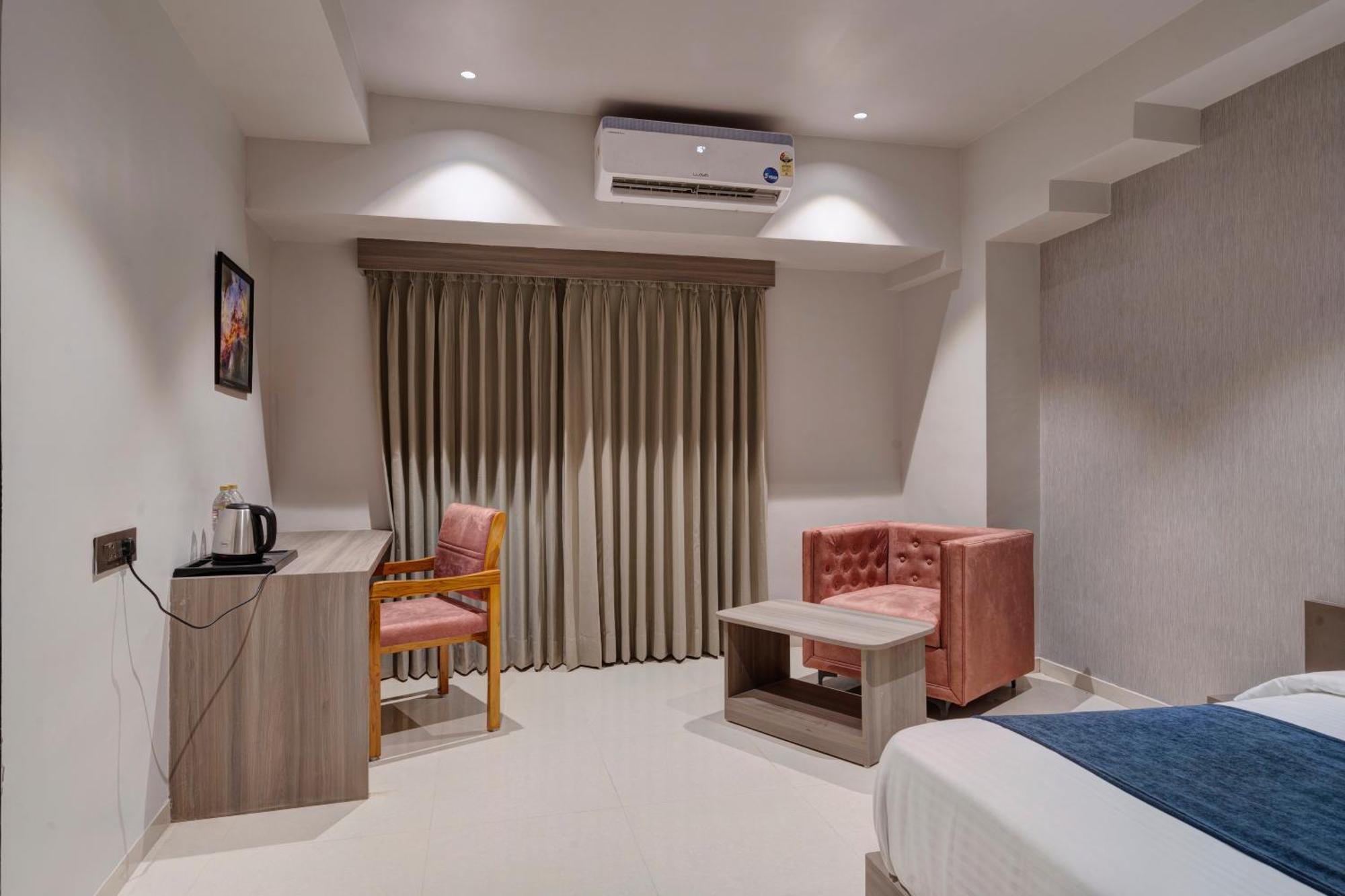 Hotel Sparsh Divine Ахмедабад Экстерьер фото