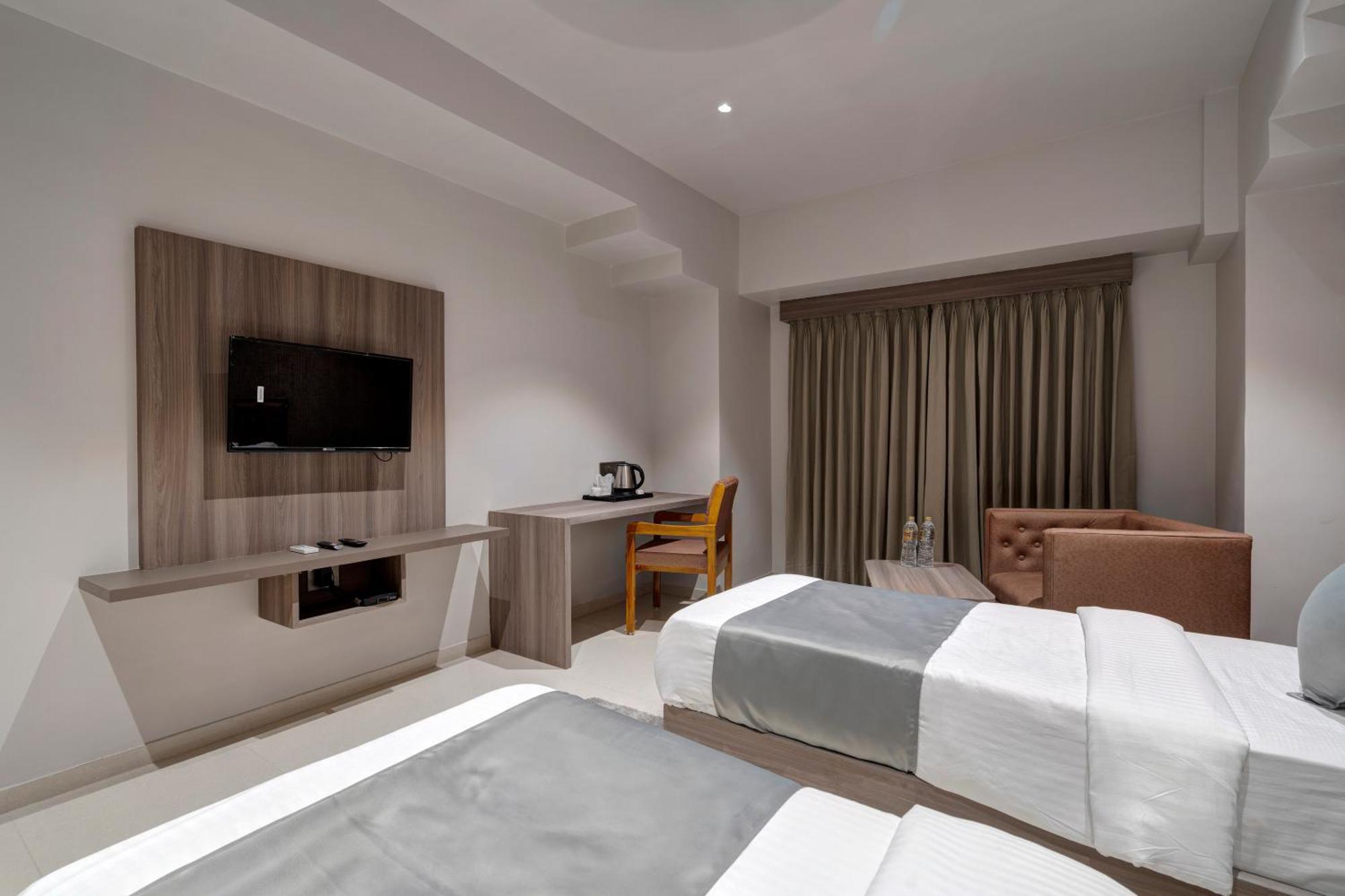 Hotel Sparsh Divine Ахмедабад Экстерьер фото