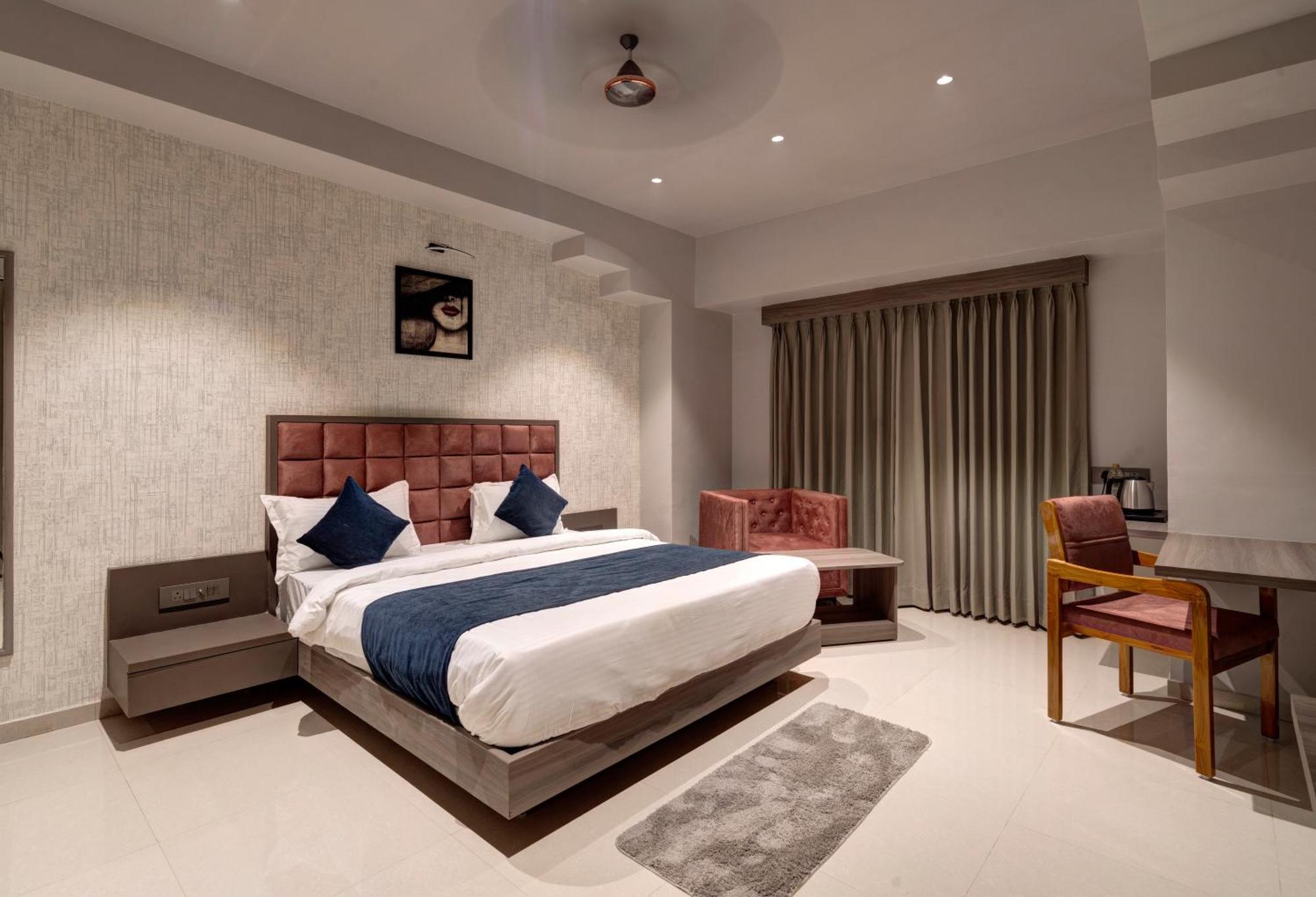 Hotel Sparsh Divine Ахмедабад Экстерьер фото