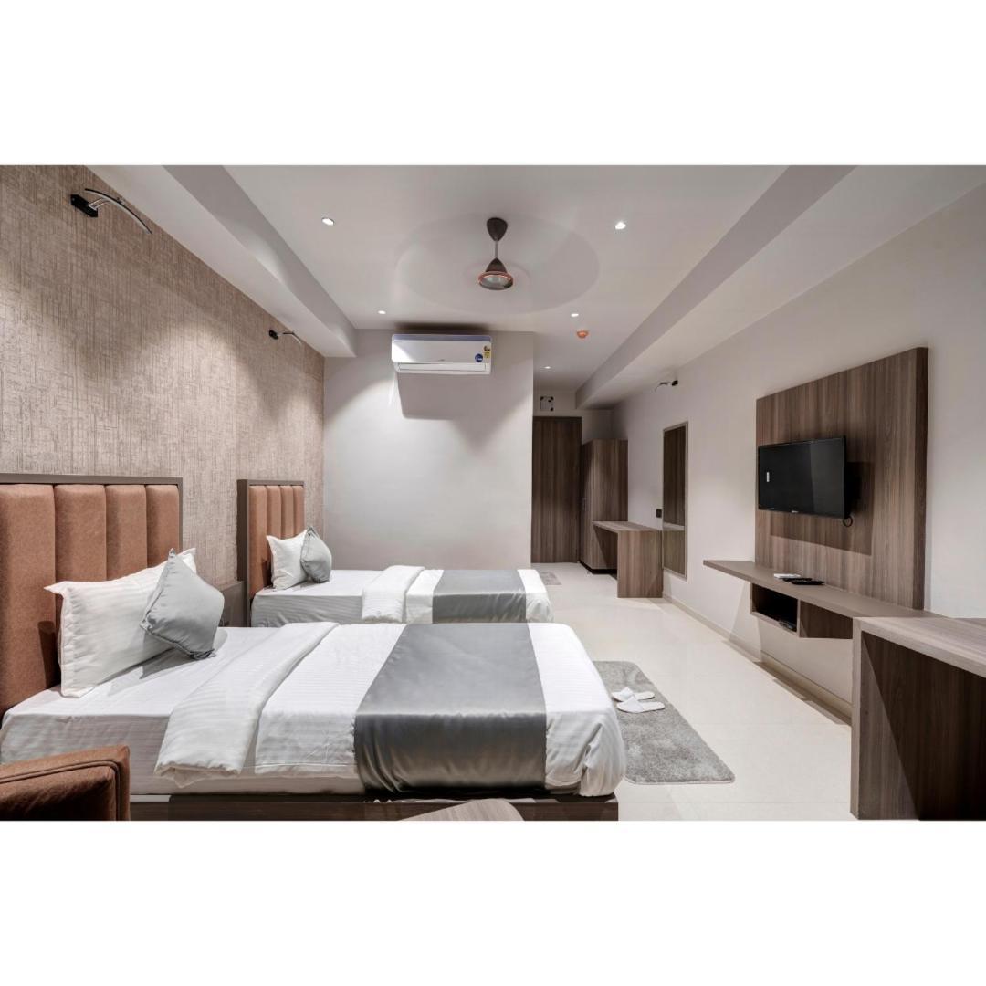Hotel Sparsh Divine Ахмедабад Экстерьер фото